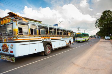 Sri Lanka 'da halk otobüsleri, genellikle bu otobüsler canlı renklerle, ayrıntılı tasarımlar, desenler veya sanat eserleriyle boyanır..