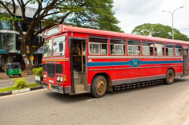 Sri Lanka 'da halk otobüsleri, genellikle bu otobüsler canlı renklerle, ayrıntılı tasarımlar, desenler veya sanat eserleriyle boyanır..