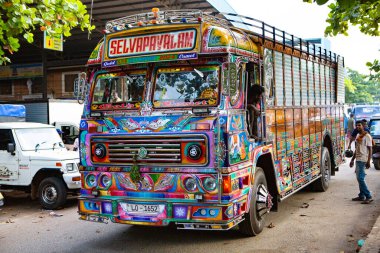 Sri Lanka 'da halk otobüsleri, genellikle bu otobüsler canlı renklerle, ayrıntılı tasarımlar, desenler veya sanat eserleriyle boyanır..