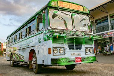 Sri Lanka 'da halk otobüsleri, genellikle bu otobüsler canlı renklerle, ayrıntılı tasarımlar, desenler veya sanat eserleriyle boyanır..