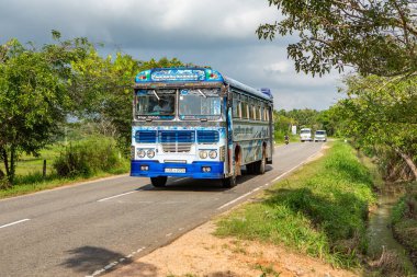 Sri Lanka 'da halk otobüsleri, genellikle bu otobüsler canlı renklerle, ayrıntılı tasarımlar, desenler veya sanat eserleriyle boyanır..