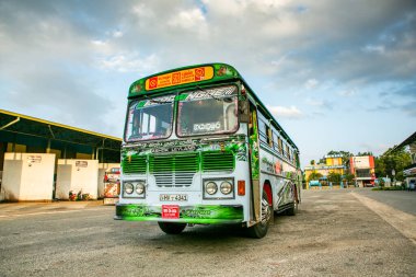 Sri Lanka 'da halk otobüsleri, genellikle bu otobüsler canlı renklerle, ayrıntılı tasarımlar, desenler veya sanat eserleriyle boyanır..