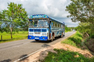 Sri Lanka 'da halk otobüsleri, genellikle bu otobüsler canlı renklerle, ayrıntılı tasarımlar, desenler veya sanat eserleriyle boyanır..