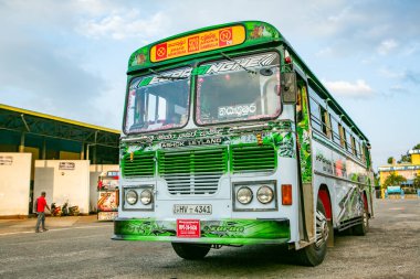 Sri Lanka 'da halk otobüsleri, genellikle bu otobüsler canlı renklerle, ayrıntılı tasarımlar, desenler veya sanat eserleriyle boyanır..