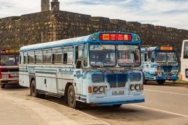 Sri Lanka 'da halk otobüsleri, genellikle bu otobüsler canlı renklerle, ayrıntılı tasarımlar, desenler veya sanat eserleriyle boyanır..