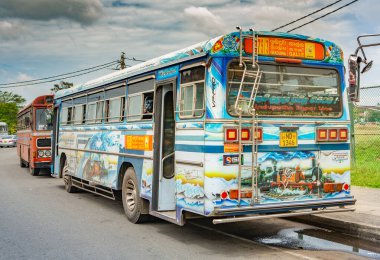 Sri Lanka 'da halk otobüsleri, genellikle bu otobüsler canlı renklerle, ayrıntılı tasarımlar, desenler veya sanat eserleriyle boyanır..