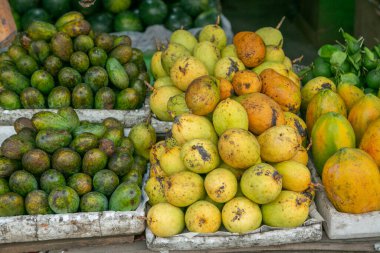 Sri Lanka 'da yerel bir markette meyve ve sebzeler. Asya sokaklarında tropikal veya egzotik meyveler.