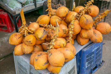 Sri Lanka 'da yerel bir markette meyve ve sebzeler. Asya sokaklarında tropikal veya egzotik meyveler.