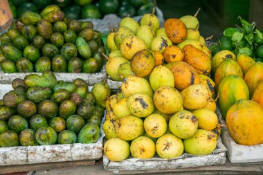 Sri Lanka 'da yerel bir markette meyve ve sebzeler. Asya sokaklarında tropikal veya egzotik meyveler.