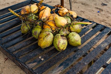Sri Lanka 'da yerel bir markette meyve ve sebzeler. Asya sokaklarında tropikal veya egzotik meyveler.