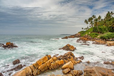 Cennet ya da Sri Lanka adasındaki cennet gibi bir sahil. Hint Okyanusu 'nun egzotik kıyıları