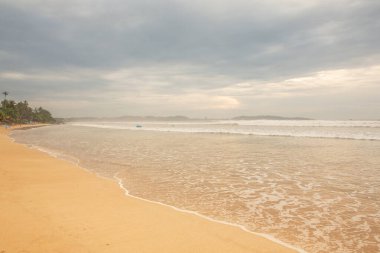 Sri Lanka 'da Hindistan okyanusunun Weligama sahilinde sörf cenneti ve altın plajı. Hem rahatlama hem de macera arayan gezginler için favori bir hedef..