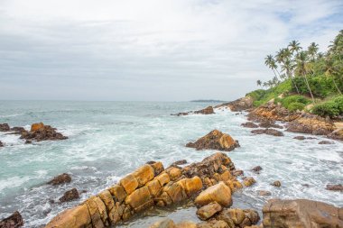 Sri Lanka 'da Hindistan okyanusunun Weligama sahilinde sörf cenneti ve altın plajı. Hem rahatlama hem de macera arayan gezginler için favori bir hedef..