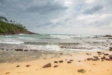 Sri Lanka 'da Hindistan okyanusunun Weligama sahilinde sörf cenneti ve altın plajı. Hem rahatlama hem de macera arayan gezginler için favori bir hedef..