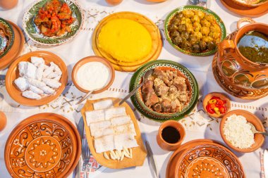 Romanya 'dan bir ev hanımı ev yemeği pişirmiş. Sağlıklı yemek..