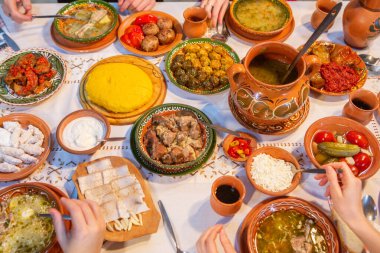 Romanya 'dan bir ev hanımı ev yemeği pişirmiş. Sağlıklı yemek..