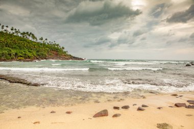 Sri Lanka 'daki Hint okyanusunun Weligama kıyısında sörf cenneti ve altın plajı. Rahatlamak, yüzmek ve tropikal havanın tadını çıkarmak isteyen gezginlerin en sevdiği yerdir..