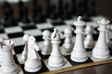 Satranç masası oyunu, iş fikirleri ve rekabet konsepti. Satranç tahtasındaki satranç figürleri.