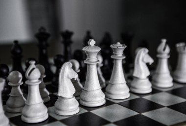 Satranç masası oyunu, iş fikirleri ve rekabet konsepti. Satranç tahtasındaki satranç figürleri.