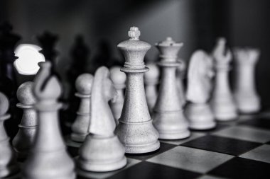 Satranç masası oyunu, iş fikirleri ve rekabet konsepti. Satranç tahtasındaki satranç figürleri.