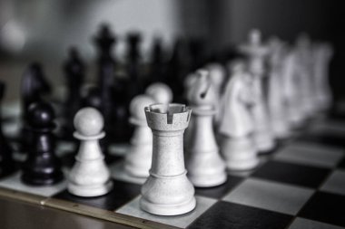 Satranç masası oyunu, iş fikirleri ve rekabet konsepti. Satranç tahtasındaki satranç figürleri.