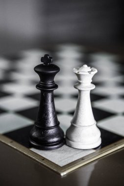 Satranç masası oyunu, iş fikirleri ve rekabet konsepti. Satranç tahtasındaki satranç figürleri.