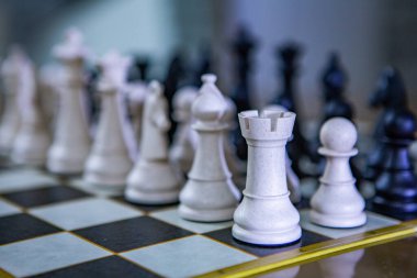 Satranç masası oyunu, iş fikirleri ve rekabet konsepti. Satranç tahtasındaki satranç figürleri.