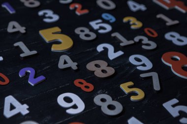 Karanlık bir arkaplanda soyut matematiksel sayılar. Siber Teknoloji Temasında İkili Kod ve Sayılar