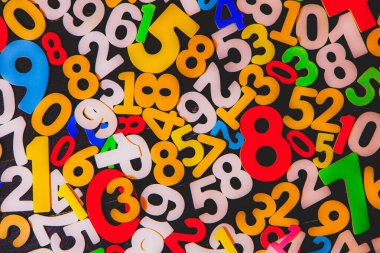 Karanlık bir arkaplanda soyut matematiksel sayılar. Siber Teknoloji Temasında İkili Kod ve Sayılar