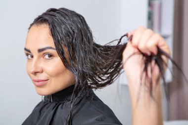 Güzellik Salonunda Şık Avrupalı Model Saçını Şekillendiriyor. Moda Kadını Kuaför Salonu 'nda kuaförlük yapıyor. Sağlıklı uzun saçlar.