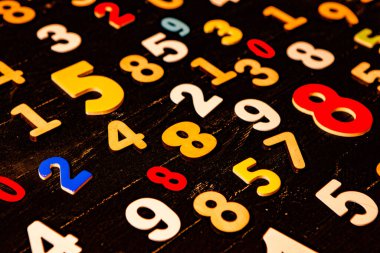 Karanlık bir arkaplanda soyut matematiksel sayılar. Finans ve Veri Kavramı. Fütürist Dijital Boşluk.