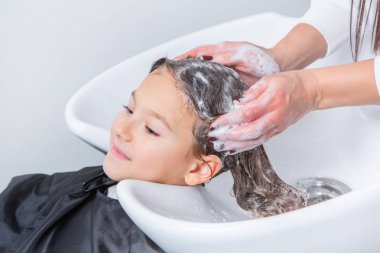 Modern Salon 'da Yeni Saç Tarzı Alınan Mutlu Çocuk. Kuaförde Oturan Küçük Kız Saç Kesimi sırasında