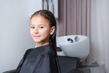 Modern Salon 'da Yeni Saç Tarzı Alınan Mutlu Çocuk. Kuaförde Oturan Küçük Kız Saç Kesimi sırasında