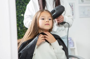 Modern Salon 'da Yeni Saç Tarzı Alınan Mutlu Çocuk. Kuaförde Oturan Küçük Kız Saç Kesimi sırasında