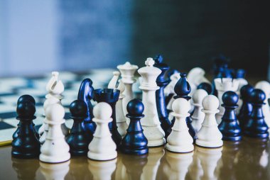 Strateji Konsepti Satranç Tahtasında Dramatik Işıklandırma. Damalı Tahtada Stratejik Satranç Oyunu Devam Ediyor