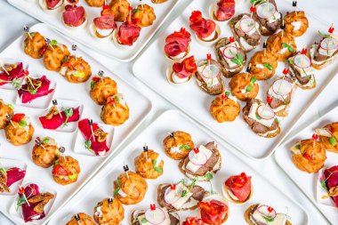 Masada aperatifler, aperatifler ve kanepeler olan açık büfe ya da servis. Bir Etkinlik İçin Taze Hazırlanmış Yemeklerin Çeşitliliği.