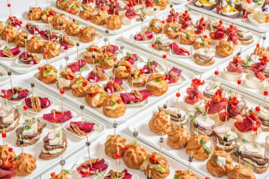 Masada aperatifler, aperatifler ve kanepeler olan açık büfe ya da servis. Bir Etkinlik İçin Taze Hazırlanmış Yemeklerin Çeşitliliği.