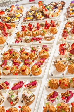 Masada aperatifler, aperatifler ve kanepeler olan açık büfe ya da servis. Bir Etkinlik İçin Taze Hazırlanmış Yemeklerin Çeşitliliği.
