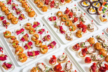 Masada aperatifler, aperatifler ve kanepeler olan açık büfe ya da servis. Bir Etkinlik İçin Taze Hazırlanmış Yemeklerin Çeşitliliği.