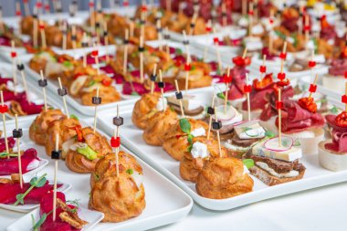 Masada aperatifler, aperatifler ve kanepeler olan açık büfe ya da servis. Bir Etkinlik İçin Taze Hazırlanmış Yemeklerin Çeşitliliği.