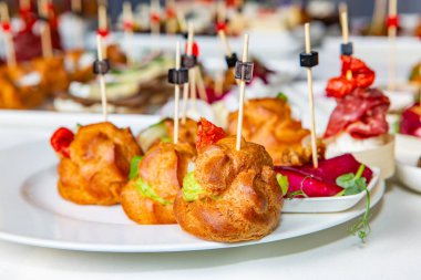 Masada aperatifler, aperatifler ve kanepeler olan açık büfe ya da servis. Bir Etkinlik İçin Taze Hazırlanmış Yemeklerin Çeşitliliği.