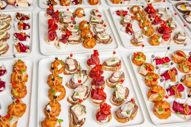 Masada aperatifler, aperatifler ve kanepeler olan açık büfe ya da servis. Bir Etkinlik İçin Taze Hazırlanmış Yemeklerin Çeşitliliği.
