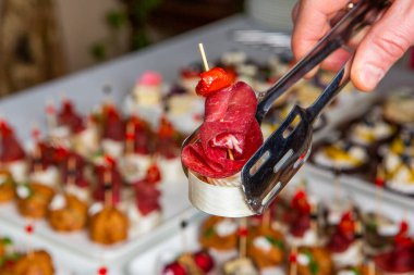 Masada aperatifler, aperatifler ve kanepeler olan açık büfe ya da servis. Bir Etkinlik İçin Taze Hazırlanmış Yemeklerin Çeşitliliği.