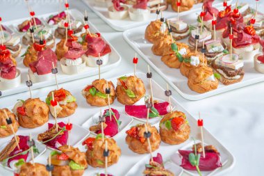 Masada aperatifler, aperatifler ve kanepeler olan açık büfe ya da servis. Bir Etkinlik İçin Taze Hazırlanmış Yemeklerin Çeşitliliği.