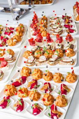 Masada aperatifler, aperatifler ve kanepeler olan açık büfe ya da servis. Bir Etkinlik İçin Taze Hazırlanmış Yemeklerin Çeşitliliği.