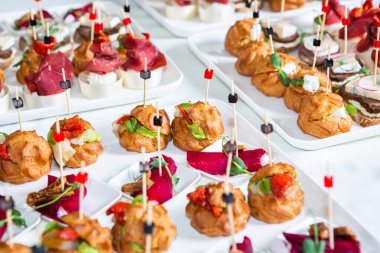 Masada aperatifler, aperatifler ve kanepeler olan açık büfe ya da servis. Bir Etkinlik İçin Taze Hazırlanmış Yemeklerin Çeşitliliği.