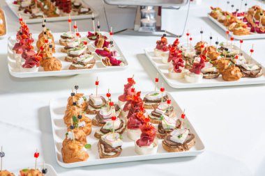 Masada aperatifler, aperatifler ve kanepeler olan açık büfe ya da servis. Bir Etkinlik İçin Taze Hazırlanmış Yemeklerin Çeşitliliği.