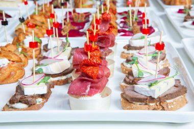 Masada aperatifler, aperatifler ve kanepeler olan açık büfe ya da servis. Bir Etkinlik İçin Taze Hazırlanmış Yemeklerin Çeşitliliği.