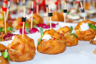 Masada aperatifler, aperatifler ve kanepeler olan açık büfe ya da servis. Bir Etkinlik İçin Taze Hazırlanmış Yemeklerin Çeşitliliği.