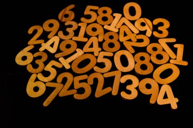 Karanlık bir arkaplanda soyut matematiksel sayılar. Finans ve Veri Kavramı. Fütürist Dijital Tasarım. Siber Teknoloji TemasıName